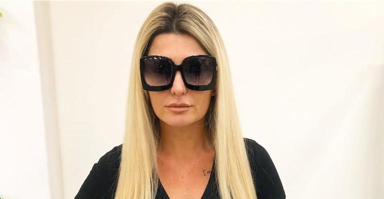 Antônia Fontenelle posa em frente à delegacia e declara: ”Semana de caça às bruxas”