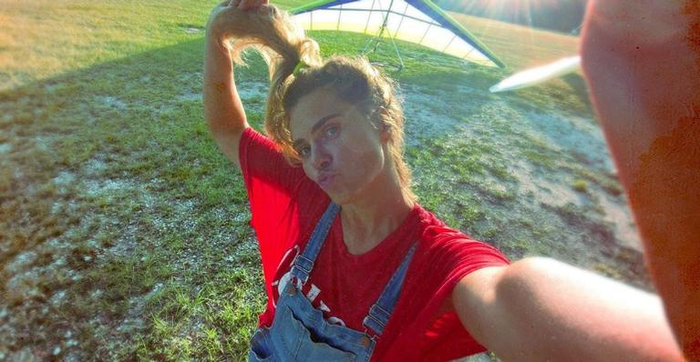 Carolina Dieckmann surge emburrada e descabelada na web: ”Quem nunca?”