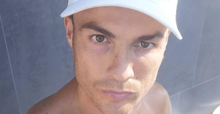 Cristiano Ronaldo surge aproveitando dia na piscina ao lado dos filhos e encanta web