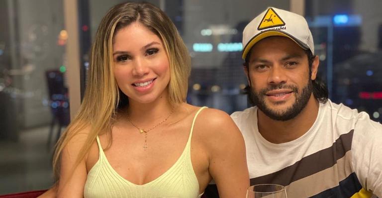 Debaixo de chuva, Hulk faz passeio de bicicleta com a noiva, Camila Ângelo