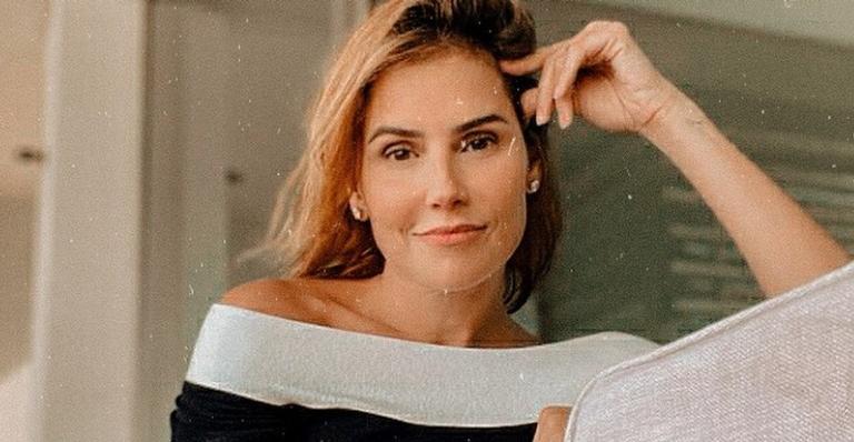 Deborah Secco publica clique fazendo carão e pede dicas de brincadeiras para fazer com a filha