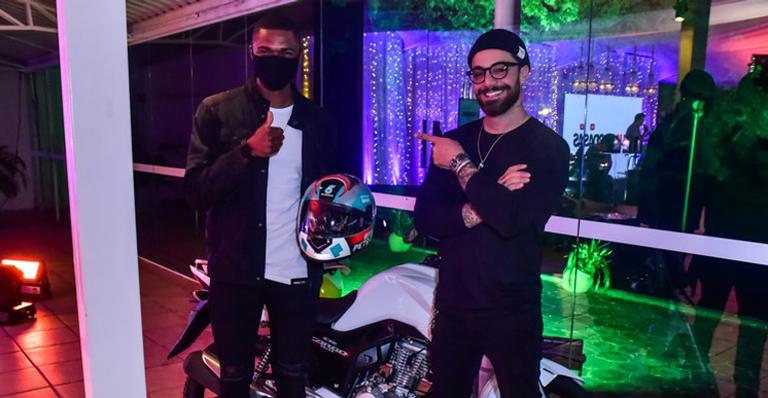 Felipe Titto cumpre promessa e presenteia entregador com moto zero