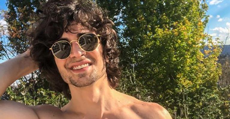 Fiuk posa sem camisa e reflete: ”Sorriso pode mudar tudo”