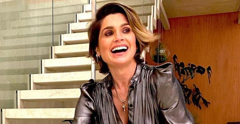 Flávia Alessandra posa de roupão e com toalha na cabeça e aproveita para dar dica aos seguidores