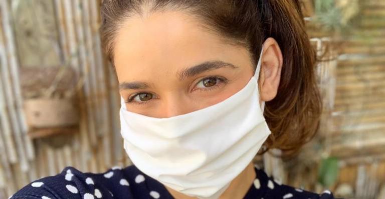 Sabrina Petraglia posa de máscara e manda recado de conscientização aos fãs