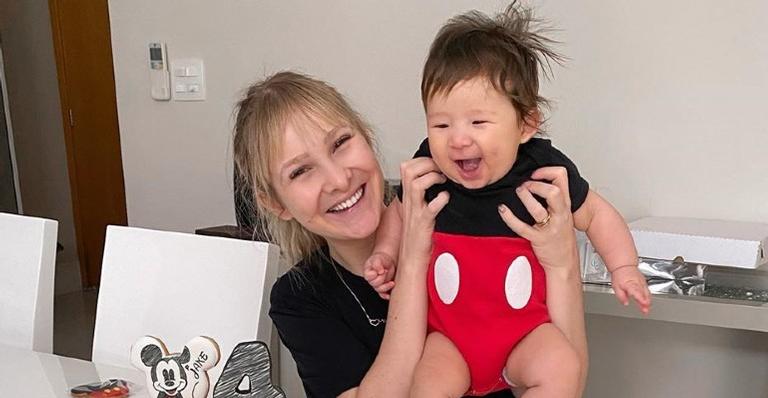 Sammy Lee, esposa de Pyong, derrete a web ao colocar o filho no meio de vários bichos de pelúcia