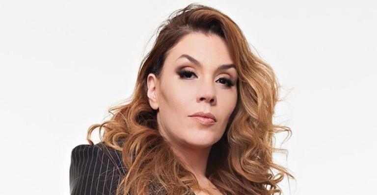 De biquíni, Simony surge esbanjando corpão e choca internautas: ”Sonho de bumbum”