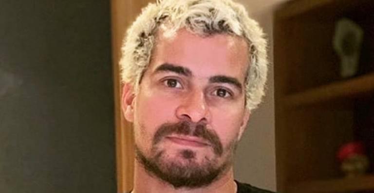 Thiago Martins causa polêmica ao reunir amigos em seu novo apartamento