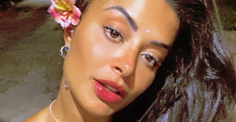 Aline Riscado recebe elogios de fãs ao surgir dançando na web: ”Na batida certa!”
