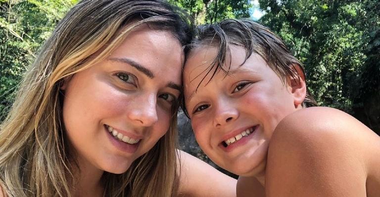 Carol Dantas flagra seu primogênito tirando um cochilo e tira sarro: ”Bebezão lindo da mãe”