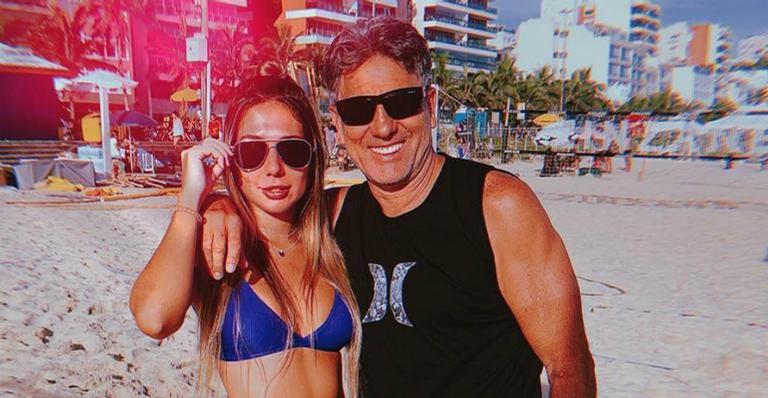 Carol Portaluppi exibe corpo sarado em dia de praia com o pai, Renato Gaúcho