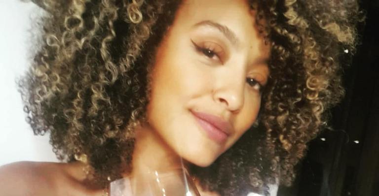 Sheron Menezzes faz tarefas de casa e desabafa: ”Enquanto estiver viva, terá louça pra lavar”