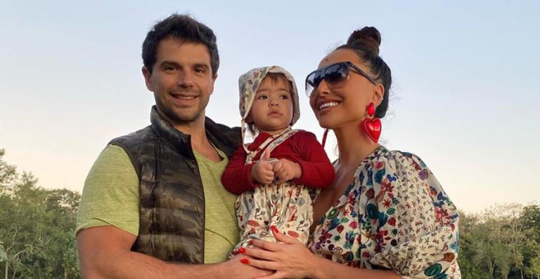 Zoe, filha de Sabrina Sato e Duda Nagle, se diverte com os pais em cama elástica: ”Pipoquinha”