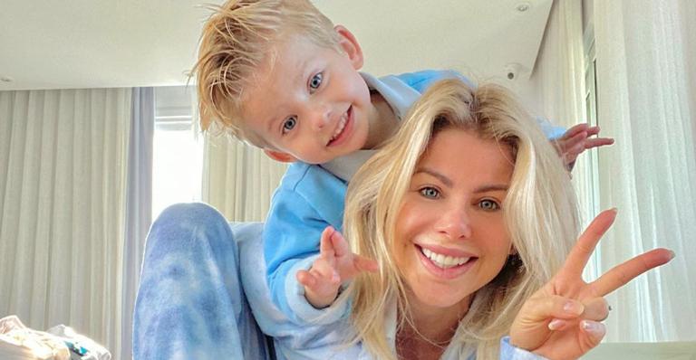Filho de Karina Bacchi rouba a cena em ensaio fotográfico da apresentadora