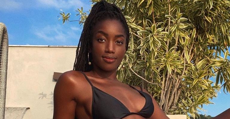 Iza arranca elogios ao compartilhar clique ousado com buquê de flores: ”Uma pintura”