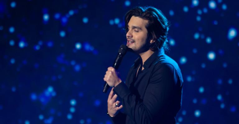 Luan Santana recebe disco de ouro com ‘Asas’ e agradece: ”Troféu que meus fãs me entregam”
