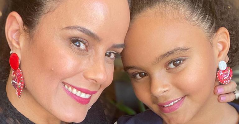 Luciele Di Camargo se choca com o crescimento da filha ao flagrar filha usando suas roupas