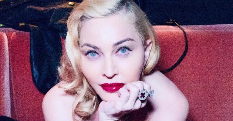 Madonna choca a web ao surgir de muletas em clique ousado