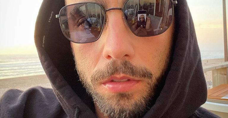 Em Portugal, Pedro Scooby posa com a família em dia na praia e rebate crítica de internauta