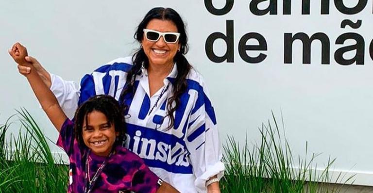 Regina Casé se derrete ao ver o filho brincando em meio a natureza: ”Isso sim é privilégio”