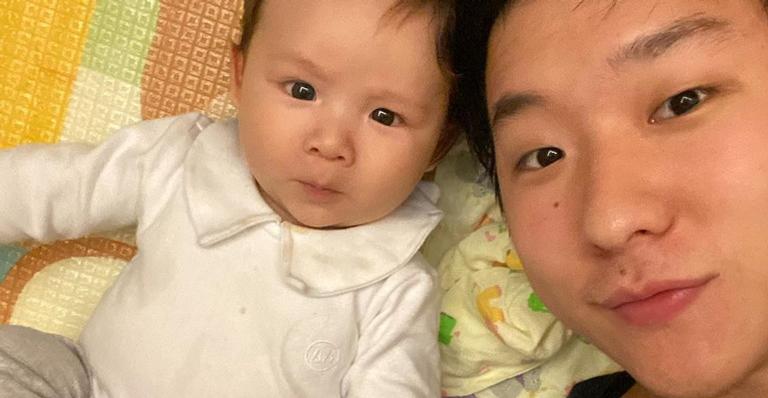 Pyong Lee posta foto com o filho e semelhança assusta internautas: ”Sua cópia”