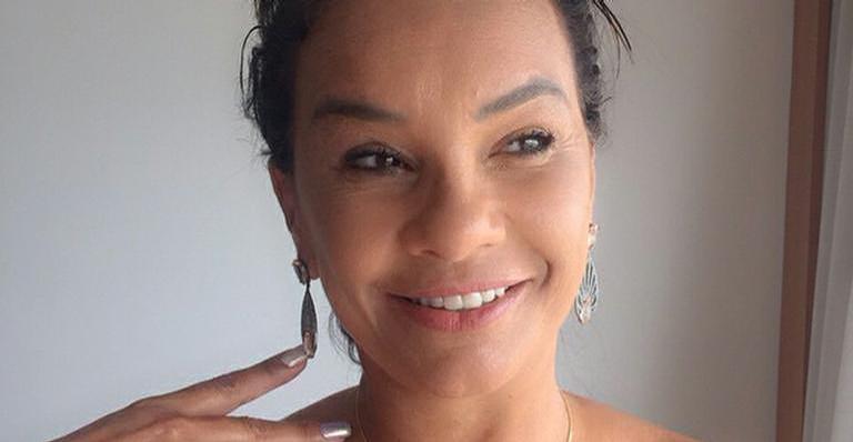 Solange Couto posa de biquíni fio dental e boa forma impressiona!