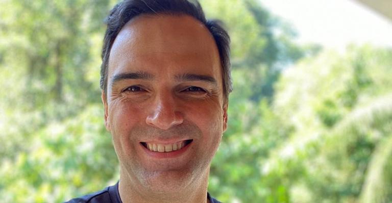 Tadeu Schmidt não faz seus exercícios diários por conta de lesão: ”Dei um jeito nas costas”