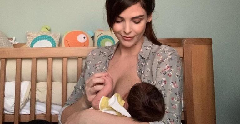 Titi Müller flagra o filho recém-nascido conversando com ela e brinca: ”Altos papos”