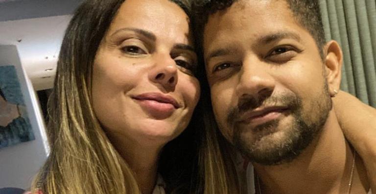 Na piscina, Viviane Araujo surge em clique romântico com o namorado e se declara: ”Amar”