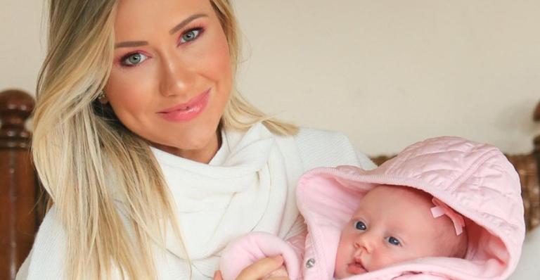 Ana Paula Siebert se derrete ao ver a filha, Vicky, dormindo: ”Minha princesa”