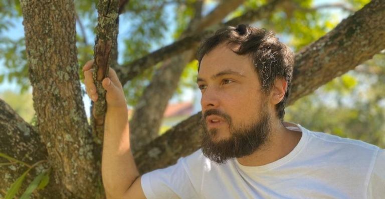 Sergio Guizé arranca suspiros ao surgir sorridente em meio à natureza