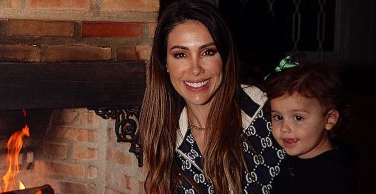 Bella Falconi compartilha foto da filha caçula fazendo pose e se declara: ”Boneca humana”