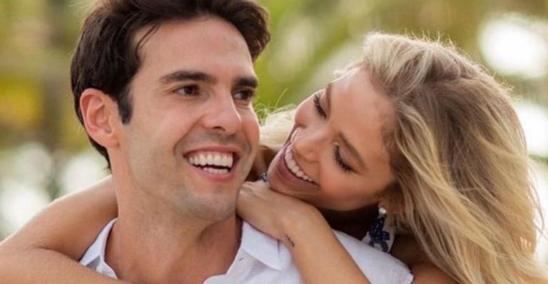 Carol Dias, esposa de Kaká, exibe barrigão aos 6 meses de gravidez de sutiã e shortinhos