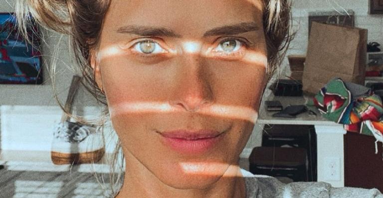 Carolina Dieckmann posta foto usando maquiagem e brinca: ”Cada uso é um flash”