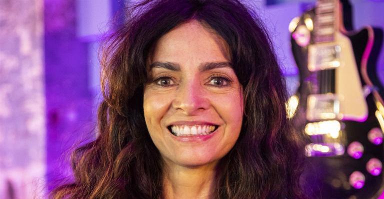Claudia Ohana faz topless de cara lavada: ”Naturalmente linda demais!”