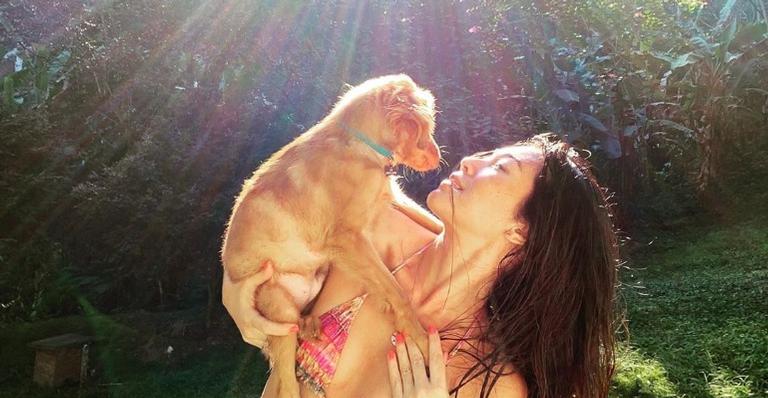 Danni Suzuki curte dia de sol ao lado de seu cachorro