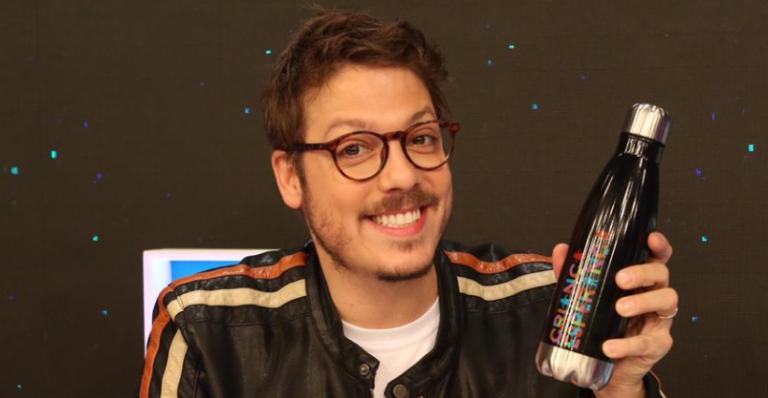 Fabio Porchat brinca ao relembrar clique da infância: ”Por que que mãe faz isso com a gente?”