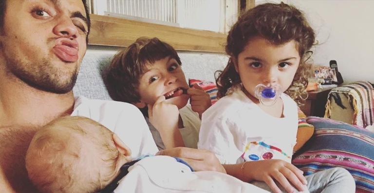 Felipe Simas posta lindo registro dos três filhos e explode o fofurômetro