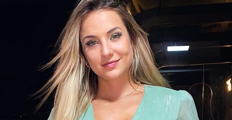 Ex-BBB Gabi Martins é surpreendida com homenagem de carro de som e se derrete