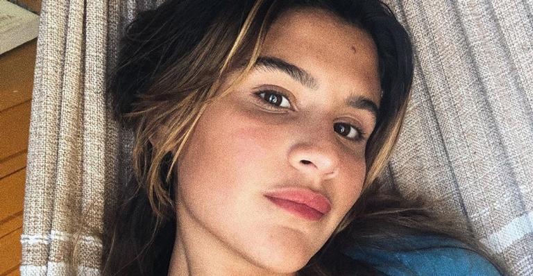 Giulia Costa compartilha lindo retrato nas redes: ”Mood do ano”