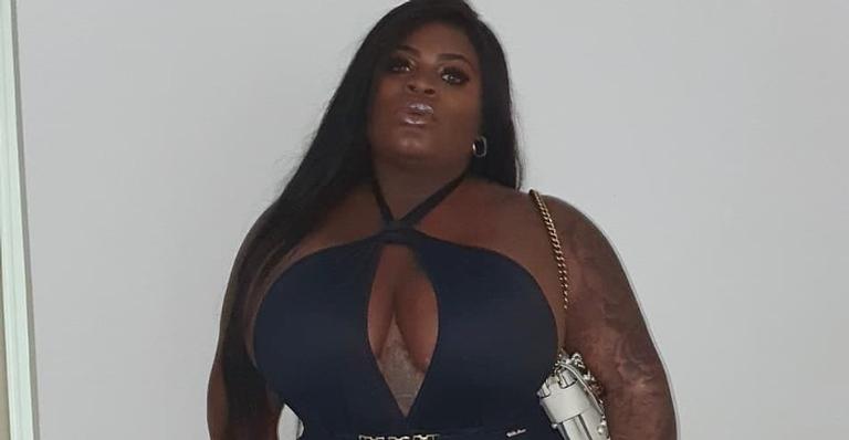 De toalha, Jojo Todynho sensualiza em frente ao espelho e promete amor próprio todos os dias
