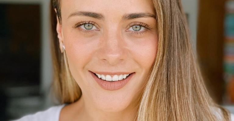 Juliana Silveira celebra mês do filho com unhas decorativas: ”Azul da cor do mar”