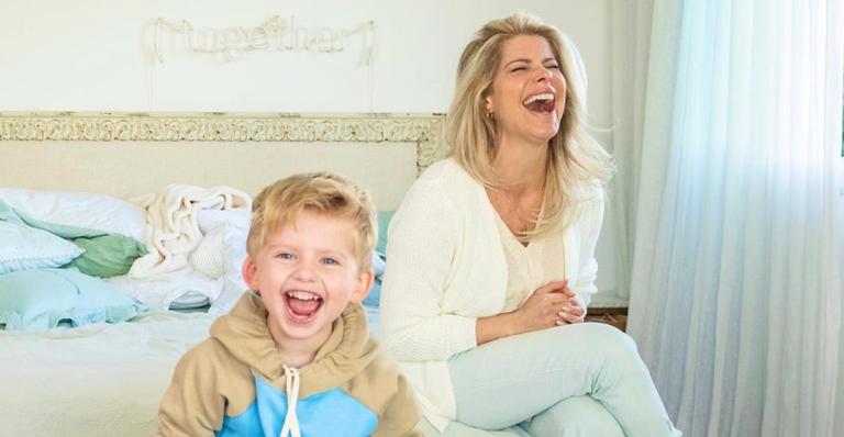 Karina Bacchi exibe semelhança com o filho e encanta web: ”Dedinhos curvados”