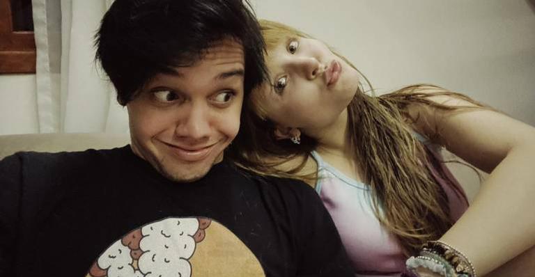 Larissa Manoela surge fazendo caretas ao lado do namorado: ”Caras e bocas”