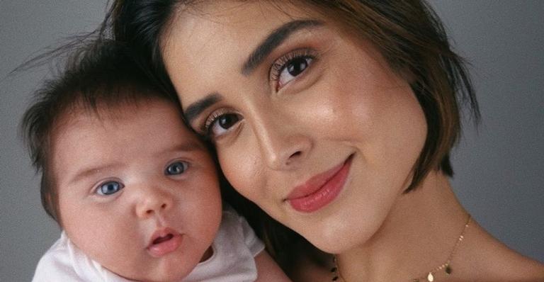 Letícia Almeida celebra segundo mês da filha e encanta com registro: ”Pacotinho mais perfeito”