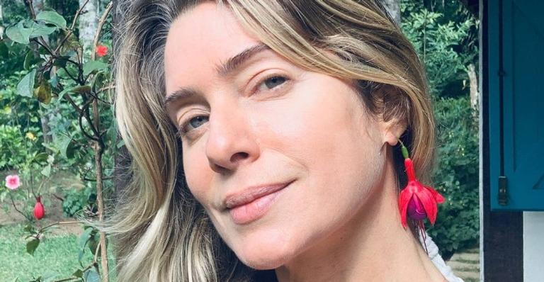 Leticia Spiller compartilha registro ao sair de casa usando máscara