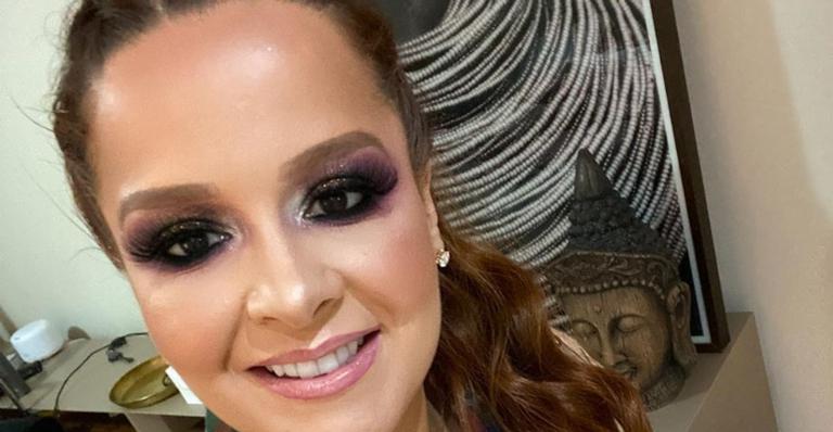 Maiara ostenta boa forma ao posar com camisola sensual deitada na cama