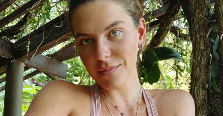 Mariana Goldfarb surge toda sorridente ao posar diante da natureza e arranca elogios da web