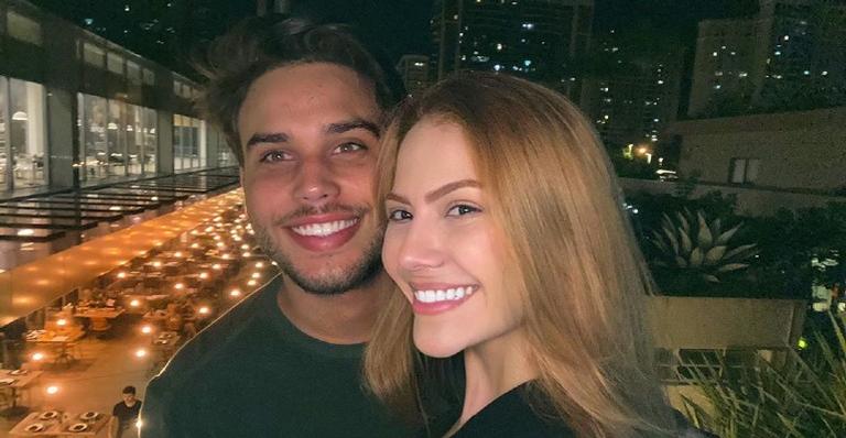 Após completar 23 anos, Sarah Poncio mostra o buquê de rosas gigante que recebeu de Jonathan Couto