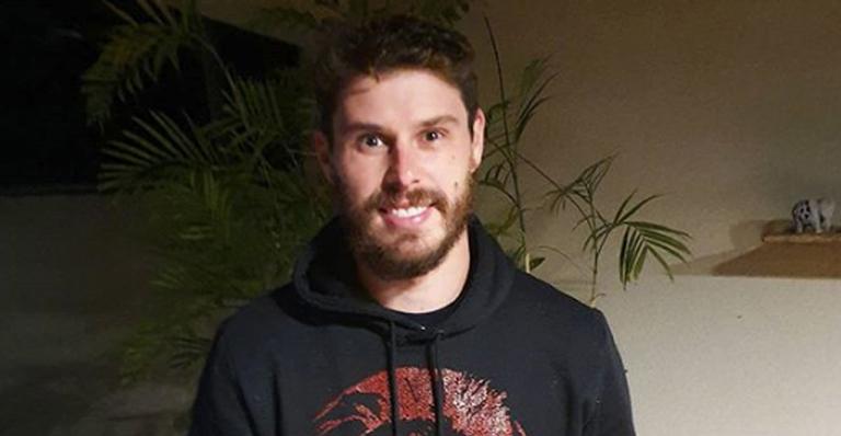Sem camisa, Bruninho treina na praia e exibe barriga trincada